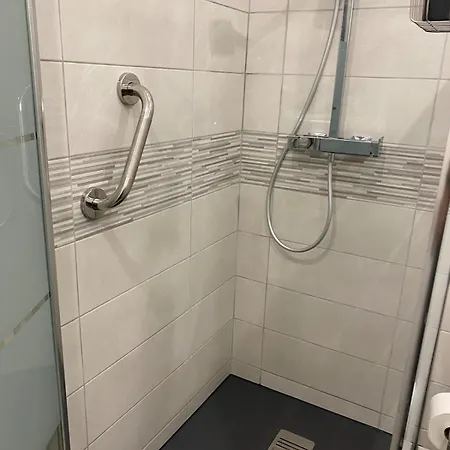 Spacious 2 Bedroom 1 Block From Beaches - And The Tram * Nicea