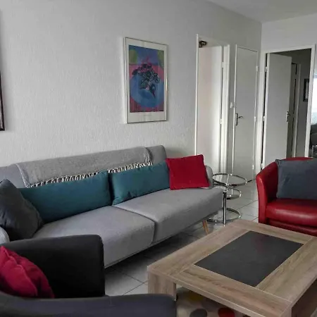 Spacious 2 Bedroom 1 Block From Beaches - And The Tram Apartament *