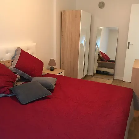 Spacious 2 Bedroom 1 Block From Beaches - And The Tram *