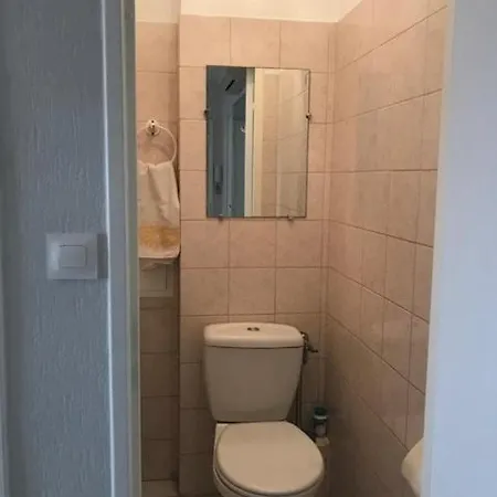 Spacious 2 Bedroom 1 Block From Beaches - And The Tram ニース