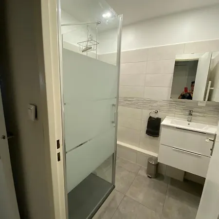 Spacious 2 Bedroom 1 Block From Beaches - And The Tram アパート ニース