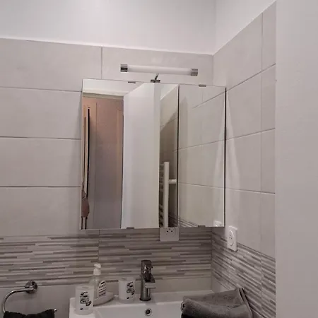 Spacious 2 Bedroom 1 Block From Beaches - And The Tram