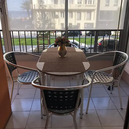 Spacious 2 Bedroom 1 Block From Beaches - And The Tram アパート