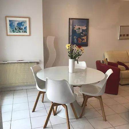 Spacious 2 Bedroom 1 Block From Beaches - And The Tram *