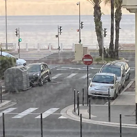 Spacious 2 Bedroom 1 Block From Beaches - And The Tram ニース