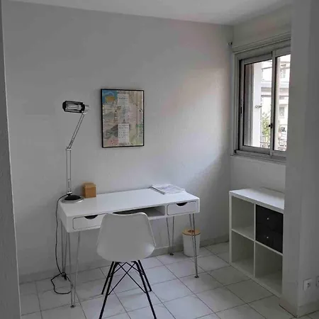 Spacious 2 Bedroom 1 Block From Beaches - And The Tram アパート