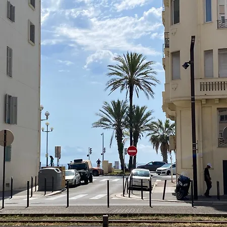 Spacious 2 Bedroom 1 Block From Beaches - And The Tram アパート *